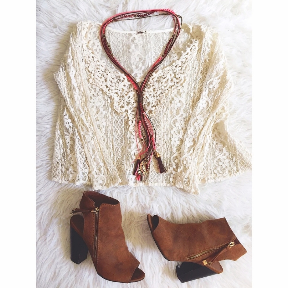 LAST CHANCE! Lace Hollister top